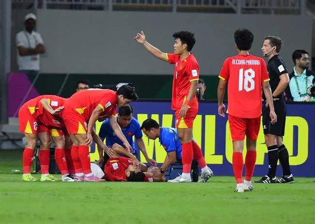 Chuyên gia thể thao đang nghiên cứu thống kê trận đấu trên máy tính bảng